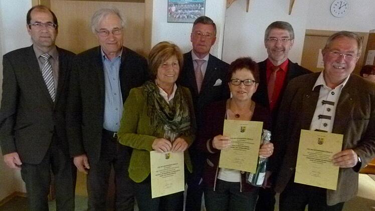 Sie haben sich um die Dorferneuerung verdient gemacht (von links): Baudirektor Anton Hepple, Reinhard Flohrschütz, Margit Flohrschütz, Bürgermeister Gerhard Preß, Karin Brückner, Landrat Michael Busch und Christian Bernd Reinhardt.