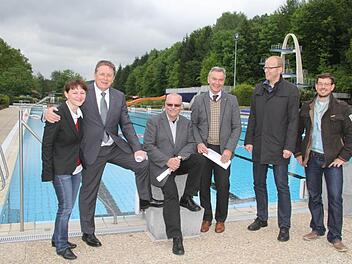 Beim Pressetermin heute im Kulmbacher Freibad mussten sich die Vertreter von Stadt und Stadtwerken noch warm anziehen. Foto: Sonja Adam