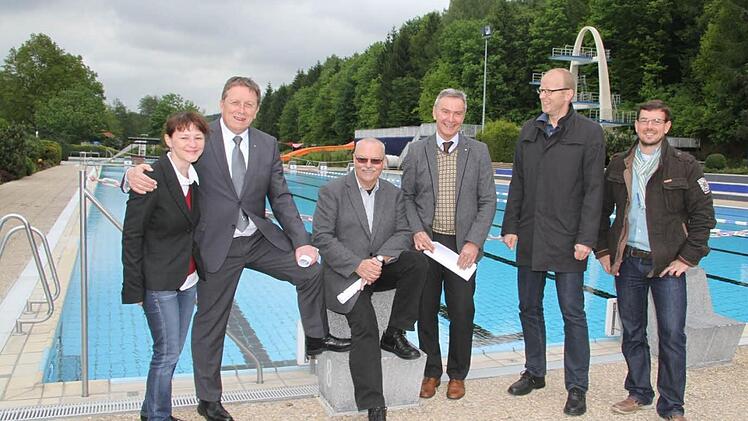 Beim Pressetermin heute im Kulmbacher Freibad mussten sich die Vertreter von Stadt und Stadtwerken noch warm anziehen. Foto: Sonja Adam