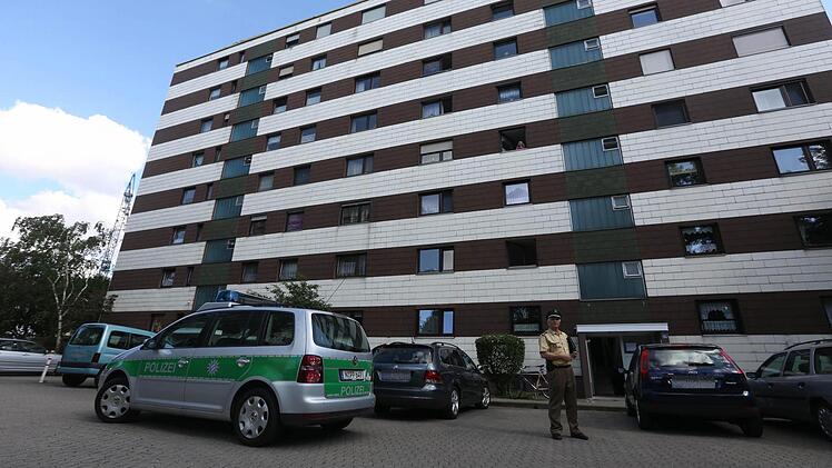 Die Wohnung, in der der Mord geschah. Am Samstagmorgen (24.05.2014) ereignete sich in Oberasbach (Lkr. Fuerth) in einem Mehrfamlienhaus ein schreckliches Familiendrama. Ein 31-Jaehriger erstatt seinen fuenfjaehrigen Sohn, der bei ihm zu Besuch war, und informierte anschliessend die Polizei. Die 26-jaehrige, vom Vater getrennt lebende Mutter, wurde von der Polizei informiert und eilte zum Ungluecksort, wo sie zusammenbrach. Zu den Motiven der Tat schweigt der Vater. Foto: News5 / Herse
