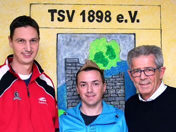 Egon Göbel (rechts) übernimmt den Vorsitz des TSV Reiterswiesen. Tobias Vogel (Mitte) scheidet aus dem Vorstand aus. Links der 2. Vorsitzende Sebastian Kiesel. Foto: Vogel
