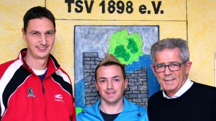 Egon Göbel (rechts) übernimmt den Vorsitz des TSV Reiterswiesen. Tobias Vogel (Mitte) scheidet aus dem Vorstand aus. Links der 2. Vorsitzende Sebastian Kiesel. Foto: Vogel