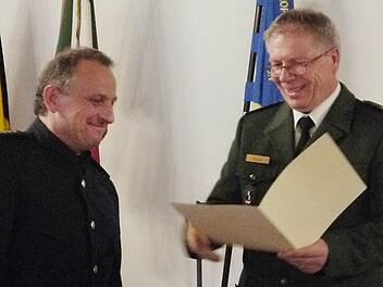 Polizeipräsident Reinhard Kunkel (rechts) überreichte Bernhard Schmitt die Ernennungsurkunde. Foto: Ulrike Nauer