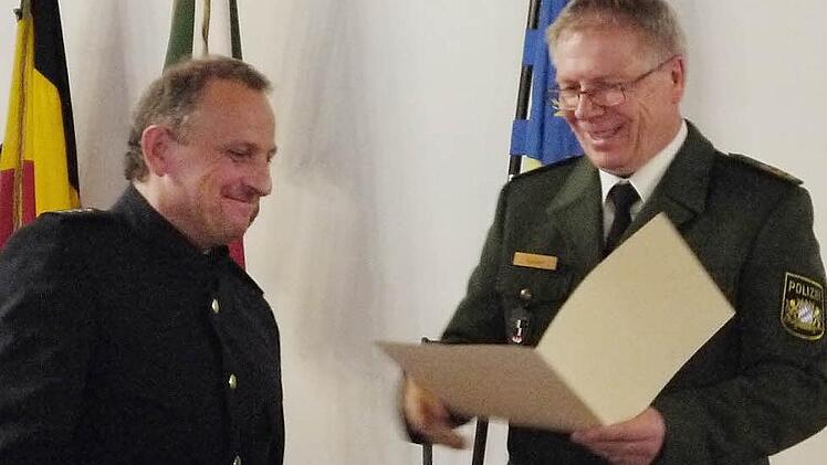 Polizeipräsident Reinhard Kunkel (rechts) überreichte Bernhard Schmitt die Ernennungsurkunde. Foto: Ulrike Nauer