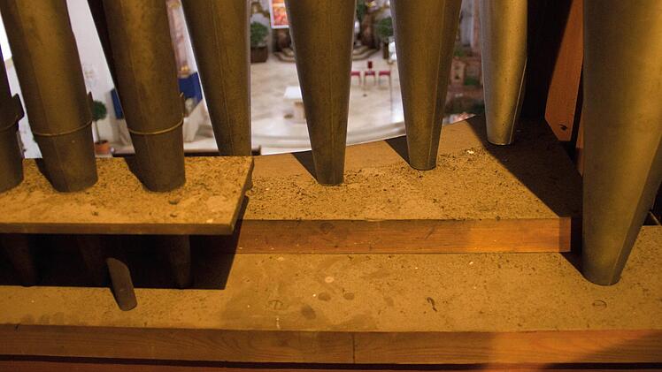 Auch in der Windlade hat sich Schmutz angesammelt.