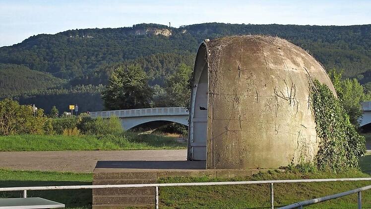 Ein ehemaliger Grenz-Überwachungsturm hat eine neue Daseinsberechtigung gefunden als Pavillon auf dem Sportplatz Großburschla im Werratal. Wo die andere Hälfte der Kuppel abgeblieben ist, hat Lutz Naumann nicht herausfinden können. Foto: Lutz Naumann