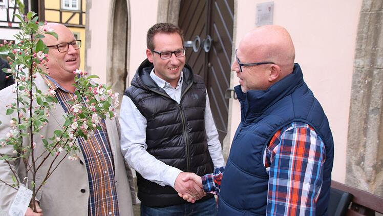 Klaus Schebler (links) und Fabian Nöth verabschieden vor dem Rathaus Klaus Görlinger als Ortssprecher.  Foto: Thomas Malz