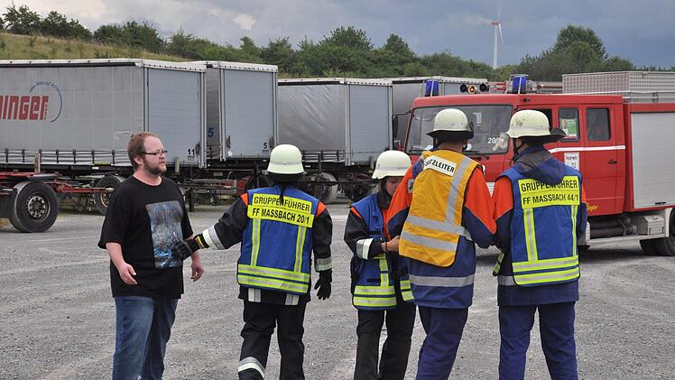 Retten, löschen, bergen, schützen - voller Einsatz für die jungen Feuerwehrleute. Fünf verschiedene Aufgaben wurden ihnen bei der 24-Stunden-Übung gestellt. Foto: Daniel Wiener