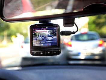 Auf der Staatsstra&szlig;e zwischen Hollfeld und Sachsendorf prallte eine 29-J&auml;hrige mit einem Sattelzug zusammen. Die Polizei sucht  nun nach einem fl&uuml;chtigen Fahrer.