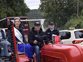 Hoch zu (Stahl-)Ross genoss Thermenkönigin Katharina I. die Fahrt mit dem Porsche-Diesel. Dahinter lenkte Organisator Walter Mackert seinen betagten Eicher.  Fotos: Andreas Welz