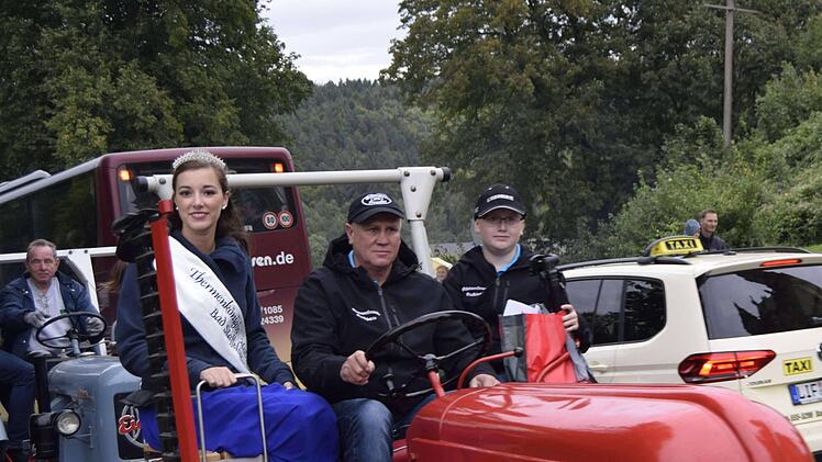 Hoch zu (Stahl-)Ross genoss Thermenkönigin Katharina I. die Fahrt mit dem Porsche-Diesel. Dahinter lenkte Organisator Walter Mackert seinen betagten Eicher.  Fotos: Andreas Welz