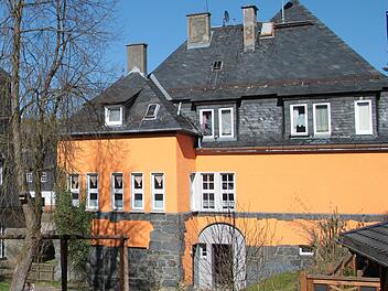 Aus der Lehrerwohnung im ersten Stock der alten Schule in Lauenhain soll ein Dorfgemeinschaftsraum entstehen. Die Verwaltung wurde beauftragt, Angebote für die Planungen einzuholen. Im Juli soll der Planungsauftrag vergeben werden.  Foto: Stadt Ludwigsstadt