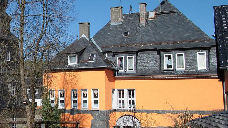 Aus der Lehrerwohnung im ersten Stock der alten Schule in Lauenhain soll ein Dorfgemeinschaftsraum entstehen. Die Verwaltung wurde beauftragt, Angebote für die Planungen einzuholen. Im Juli soll der Planungsauftrag vergeben werden.  Foto: Stadt Ludwigsstadt