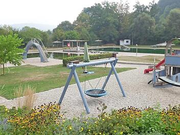 Schon vorbei: Die Freibad-Saison in Ebrach. Außen passt alles, doch der Sanitärbereich muss saniert werden. Foto: Walter Hanslok