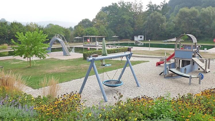 Schon vorbei: Die Freibad-Saison in Ebrach. Außen passt alles, doch der Sanitärbereich muss saniert werden. Foto: Walter Hanslok