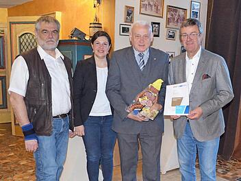 Karlheinz Hühnlein (Zweiter von rechts) erhielt vom Landesvorsitzenden des Bayerischen Beamtenbunds, Rolf Habermann (rechts) die goldene Nadel mit Diamanten als höchste Auszeichnung des Verbandes. Mit im Bild von links BBB-Kreisausschussvorsitzender Franz Josef Wich und Zweite Bürgermeisterin Angela Hofmann Foto: Rainer Glissnik