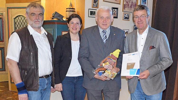 Karlheinz Hühnlein (Zweiter von rechts) erhielt vom Landesvorsitzenden des Bayerischen Beamtenbunds, Rolf Habermann (rechts) die goldene Nadel mit Diamanten als höchste Auszeichnung des Verbandes. Mit im Bild von links BBB-Kreisausschussvorsitzender Franz Josef Wich und Zweite Bürgermeisterin Angela Hofmann Foto: Rainer Glissnik