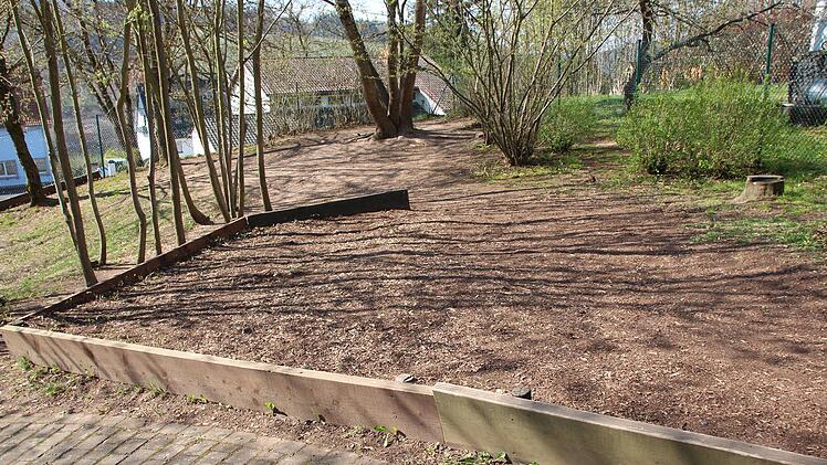 Hier sollen die neuen Reckstangen einbetoniert werden - sie kommen in Kürze. Foto: Leonie Hauck