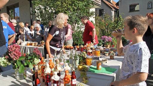 Schnäpse, Liköre, Marmeladen und Eingemachtes gab es.