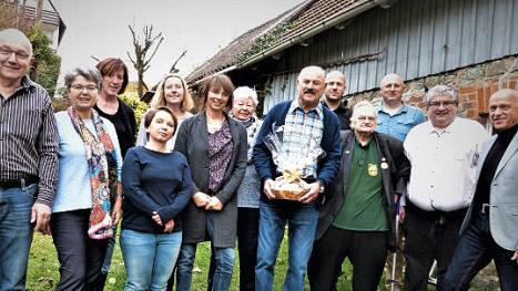 Unser Bild zeigt den Jubilar (mit Geschenk) im Kreise seiner Familie und seiner Geburtstagsg&auml;ste. Rechts hinter ihm seine S&ouml;hne Jochen und J&ouml;rg. Foto: Werner Rei&szlig;aus