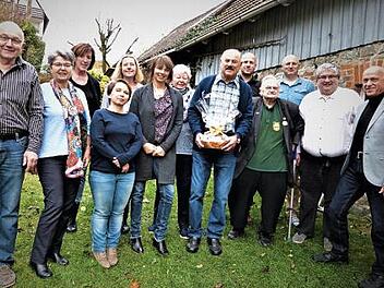 Unser Bild zeigt den Jubilar (mit Geschenk) im Kreise seiner Familie und seiner Geburtstagsgäste. Rechts hinter ihm seine Söhne Jochen und Jörg. Foto: Werner Reißaus