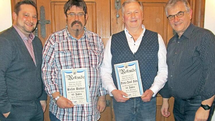 Bereits seit 40 Jahren sind Stefan Wachter und Franz-Josef Fehn (Zweiter und Dritter von links) im Ausschuss des Theatervereins "Frohsinn" aktiv. Vorsitzender Joachim Beez (rechts) und Zweiter Vorsitzender Andre Schneider (links) gratulieren ihnen dazu. Foto: Joachim Beez