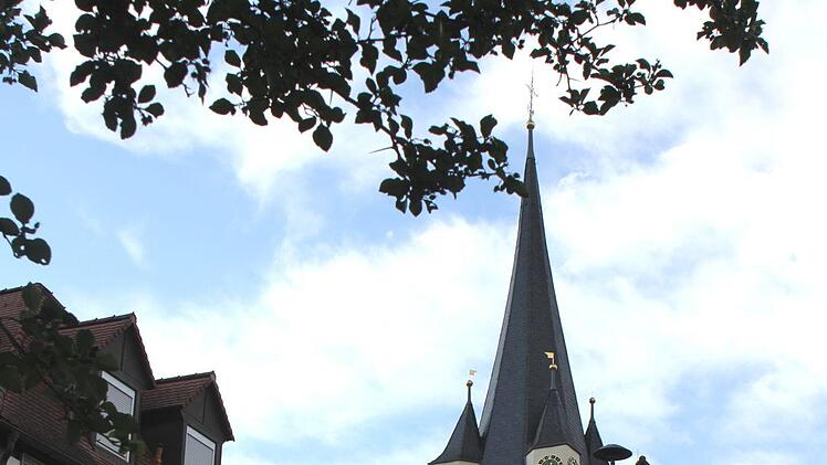 Die Mehrzahl der Räte wünscht sich eine aktivere Öffentlichkeitsarbeit vom Rathaus und der Gemeinde. Hier ein Blick auf das Rathaus, dahinter die Kirche. Foto: Günther Geiling