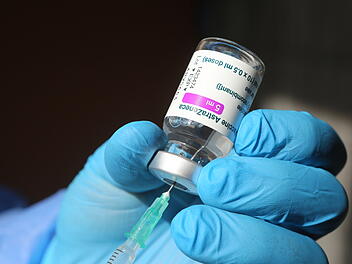 Im Leipziger Uniklinikum ist ein über 40-jähriger Mann möglicherweise an den Folgen einer Corona-Impfung mit Astrazeneca verstorben.