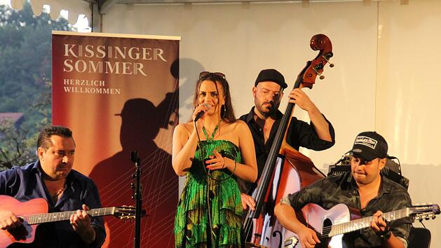 Joschi Graf, Cheyenne Graf, Joel Locher und Gismo Graf (von links) begeisterten beim Konzert im Aschacher Schlosspark. Foto: Werner Vogel