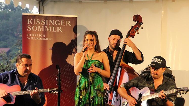 Joschi Graf, Cheyenne Graf, Joel Locher und Gismo Graf (von links) begeisterten beim Konzert im Aschacher Schlosspark. Foto: Werner Vogel