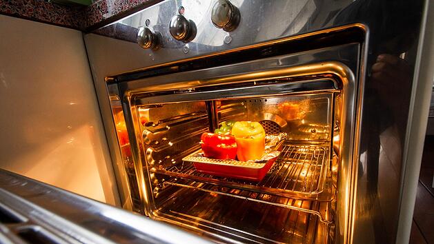 Heißen Backofen nach dem Backen öffnen oder schließen? Wir sagen dir, was am sinnvollsten ist