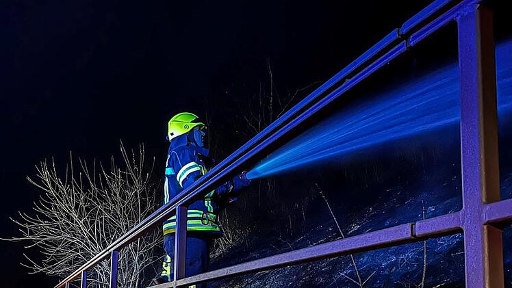 Baiersdorf: Gebüsch an Bahndamm in Brand - Zugverkehr musste zurückgehalten werden