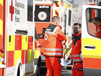 Kreis Neustadt a.d. Aisch: Rettungskräfte befreiten Mann aus Auto - drei Verletzte nach Unfall