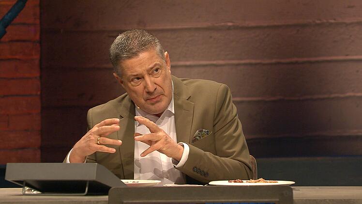 Lustvoll l&auml;stern und lamentieren: Juror Joachim Llambi haute bei "Grill den Henssler" (VOX) etliche K&ouml;che in die Pfanne - und eckte damit an.