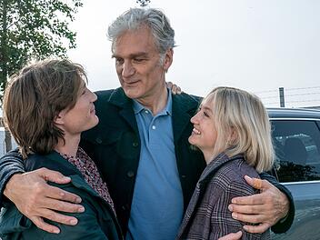 Robert Anders (Walter Sittler, Mitte) freut sich f&uuml;r seinen Sohn Niklas (Sven Gielnik) und dessen Freundin Anette (Fanny Klefelt): Die beiden werden ein Kind bekommen!