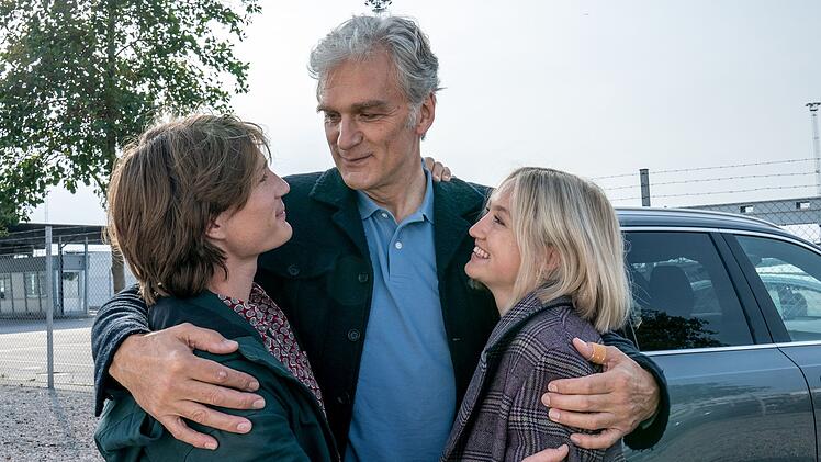 Robert Anders (Walter Sittler, Mitte) freut sich f&uuml;r seinen Sohn Niklas (Sven Gielnik) und dessen Freundin Anette (Fanny Klefelt): Die beiden werden ein Kind bekommen!