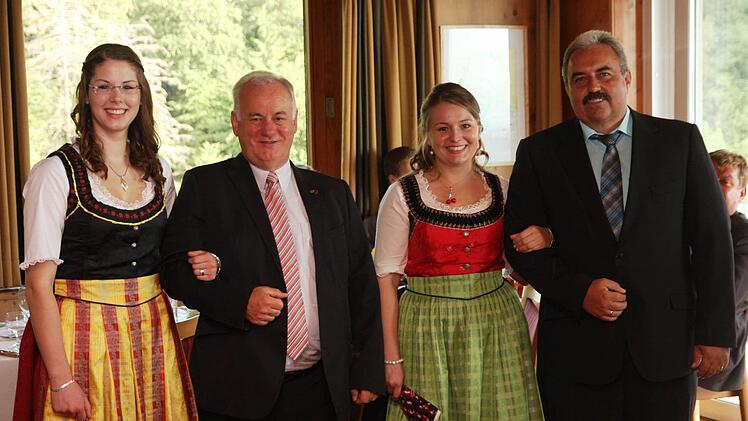 Weißenohes Bürgermeister Braun (l.) führt Elisa in den Saal. Sein Weilersbacher Amtskollege Amon hat Marina I. am Arm.