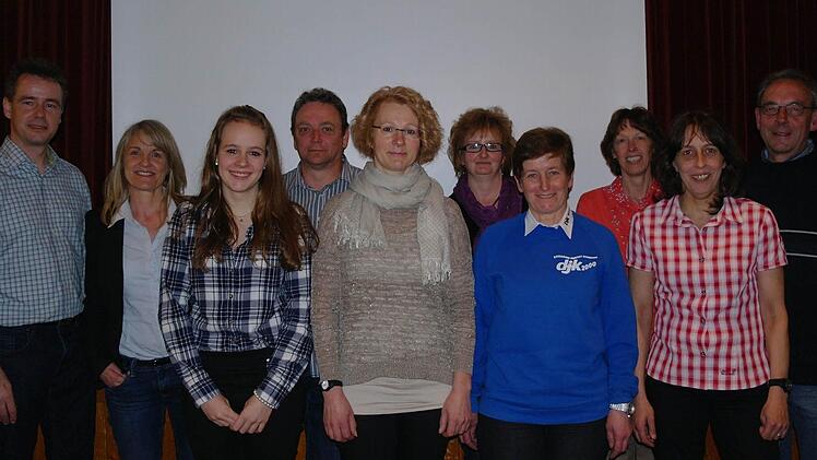 Einstimmig wurde der alte Vorstand der DJK Kothen in seinen Ämtern bestätigt (von links): Thomas Beck (Vorsitzender), Petra Heurich (Abteilung Radfahren), Sabrina Beck (Jugendleiterin), Roland Loch (zweiter Kassier), Susanne Ebert (Kassenwartin), Martina Fehn (Schriftführerin), Elfriede Dätig (Abteilung Gymnastik), Karin Vogler (stellvertretende Schriftführerin), Margit Kömpel (zweite Vorsitzende/ Wirtschaft), Herbert Leibold (Vorsitzender). Ebenfalls im Amt bestätigt wurden: Martin Gruber (d...