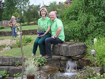 Und leise plätschert der Bach: Edwin und Gabi Hoh haben sich damit ein Stück Lebensqualität geschaffen. Fotos: Gerda Völk