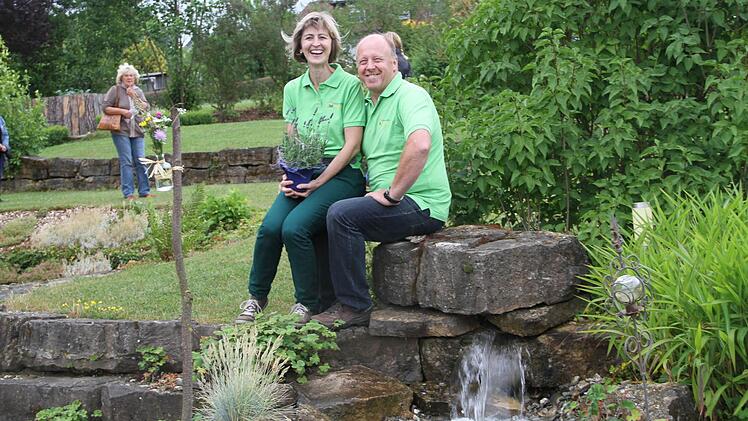 Und leise plätschert der Bach: Edwin und Gabi Hoh haben sich damit ein Stück Lebensqualität geschaffen. Fotos: Gerda Völk