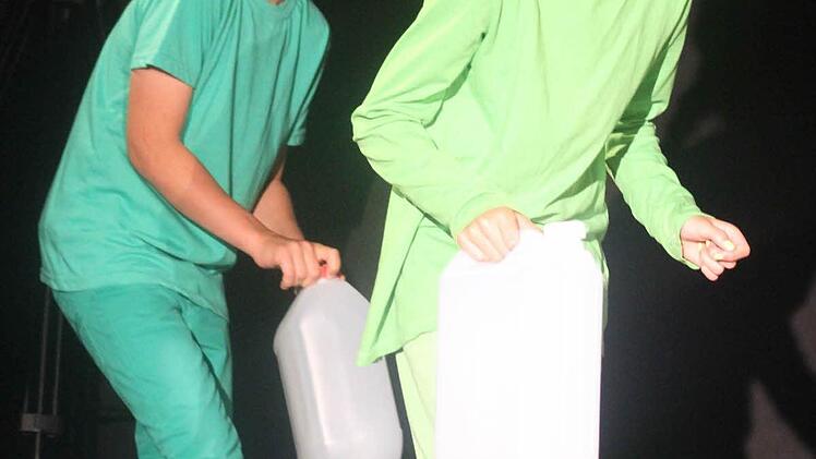 Die Lurche (Jakob Michel und Thea Meisel) haben völlig falsche Vorstellungen von den Bibern, bis sie die Unter-Biber, die genau so arm dran sind wie sie selbst, kennenlernen.