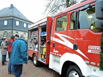 Nach der Segnung konnte das neue Feuerwehrauto TSF-W besichtigt und begutachtet werden. Foto: Susanne Deuerling
