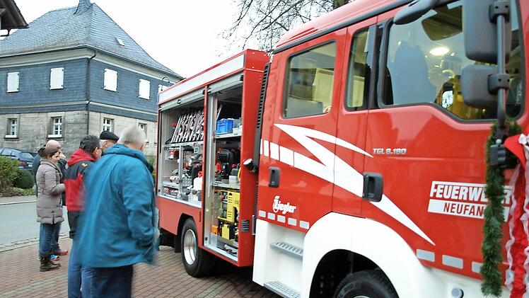 Nach der Segnung konnte das neue Feuerwehrauto TSF-W besichtigt und begutachtet werden. Foto: Susanne Deuerling