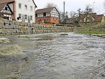 Eigentlich bietet sich der mustergültig sanierte Ortskern von Horsdorf für einen "Tag der offenen Gartentür" an - im Bild der vor kurzem neu angelegte Wasserspielplatz an der Lauter. Weil sich die meisten Horsdorfer aber von der Planung überfahren fühlen, wählten sie einen neuen Vorstand des Obst- und Gartenbauvereins. Foto: Matthias Einwag