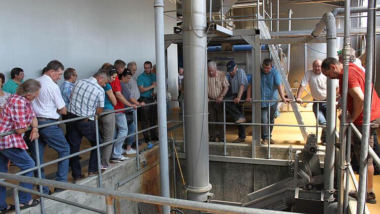 Die Gäste lassen sich die Anlage im Obstgroßmarkt erklären. Foto: Carmen Schwind