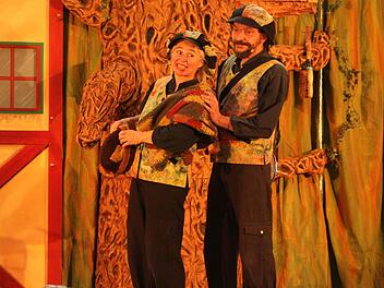 Gisela Mohr (links) und Gieselbert Hoffmann erhielten für das Märchen Kulturpreise, unter anderem von der Stadt Wiesbaden. Foto: Günther Geiling