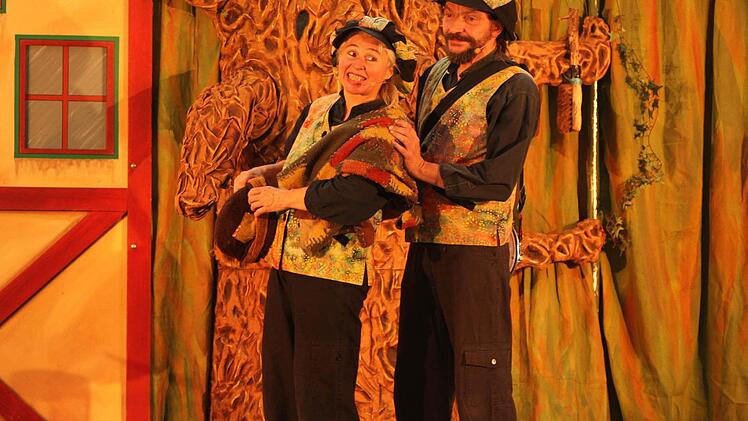 Gisela Mohr (links) und Gieselbert Hoffmann erhielten für das Märchen Kulturpreise, unter anderem von der Stadt Wiesbaden. Foto: Günther Geiling