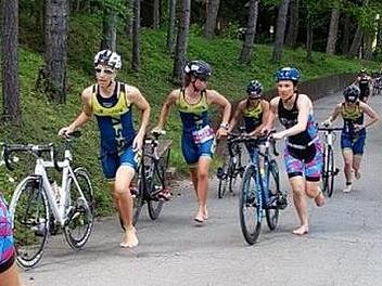 Die SSVlerinnen (blau-gelbe Trikots) holten zum Auftakt in die Triathlon-Regionalliga den zweiten Platz. Foto: privat