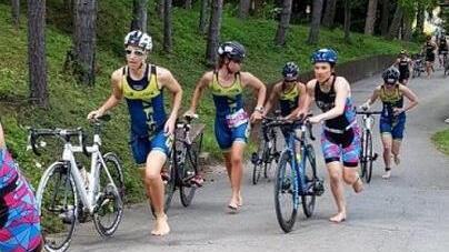Die SSVlerinnen (blau-gelbe Trikots) holten zum Auftakt in die Triathlon-Regionalliga den zweiten Platz. Foto: privat