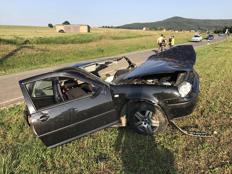 Schmerldorf: 20-Jähriger bei Unfall aus Auto geschleudert und schwerst verletzt